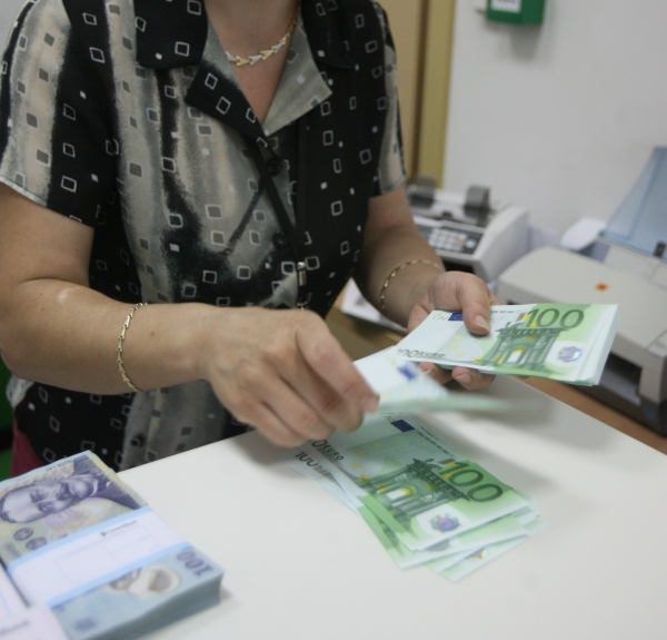 Economiile "la promoţie" le fac ochi dulci clienţilor bancari
