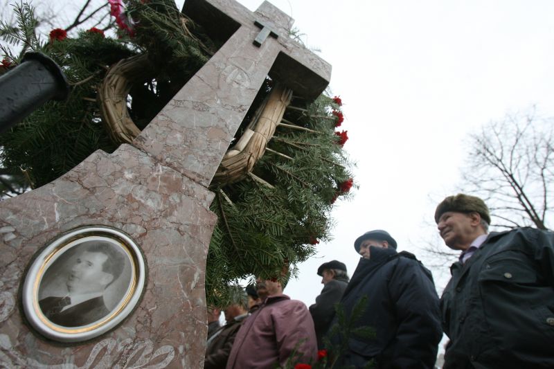 Elena şi Nicolae Ceauşescu, dezgropaţi la cimitirul Ghencea. Ginerele dictatorului: "Înclin să cred că sunt ei"