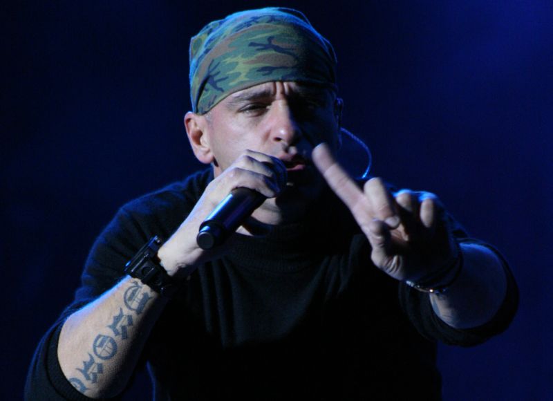 Eros Ramazzotti vinde scump, dar mult