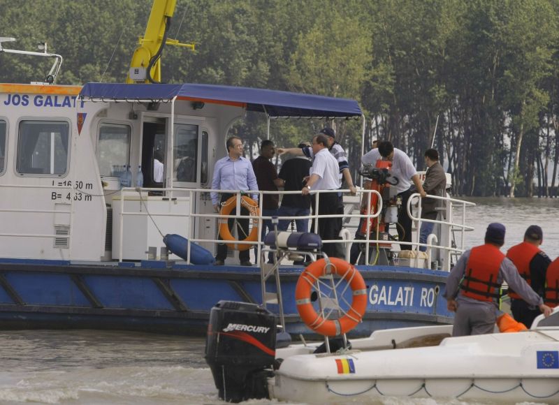Gălăţenii către Guvernul Boc: "Luaţi lopata în mână şi nu vă mai plimbaţi!"