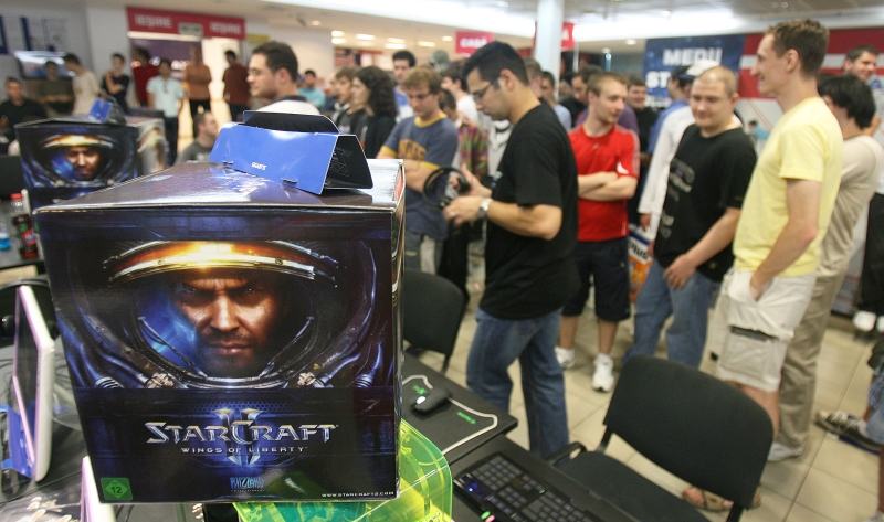 Lansarea Starcraft II i-a băgat în război pe tinerii români