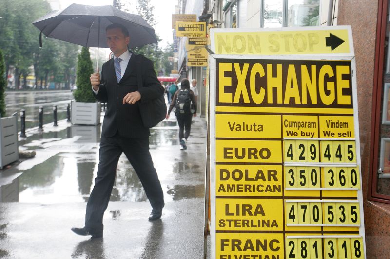 Leul pierde ban după ban în lupta cu moneda europeană