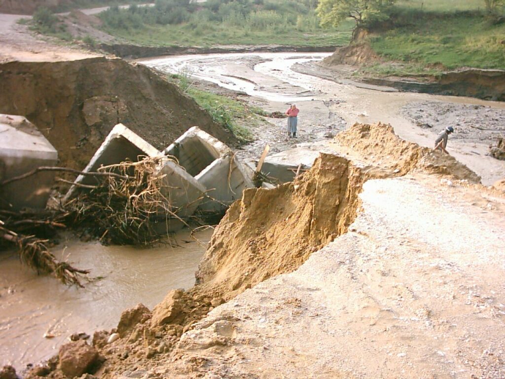 Nord-estul României, înecat de apele râurilor | FOTO