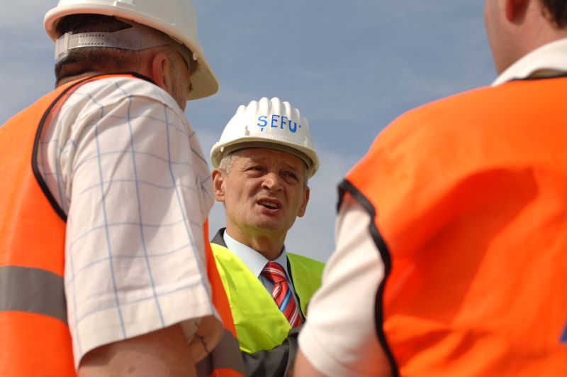 Oprescu îşi desenează autostrada cu 8 milioane de euro
