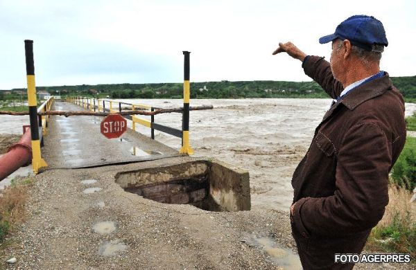 Ploile au făcut 20 morţi în România. 11.000 de oameni evacuaţi în Neamţ
