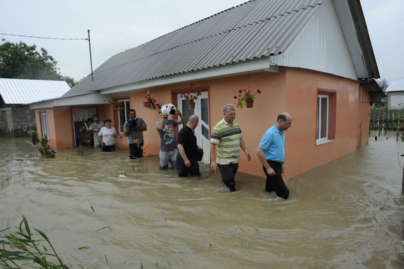 Politicienii au făcut terapie cu sinistraţii