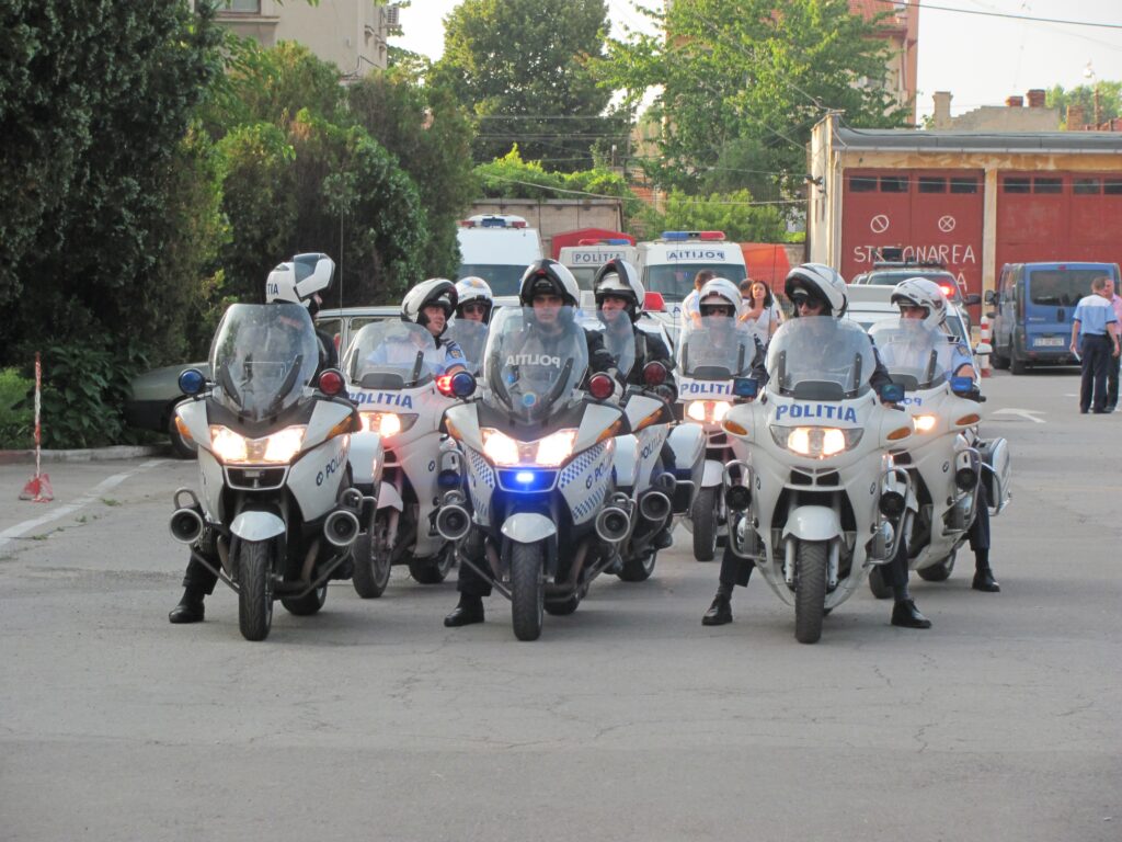 Poliţişti detaşaţi pe litoralul aproape pustiu