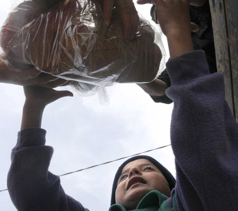 Românii învaţă anevoios ce este solidaritatea