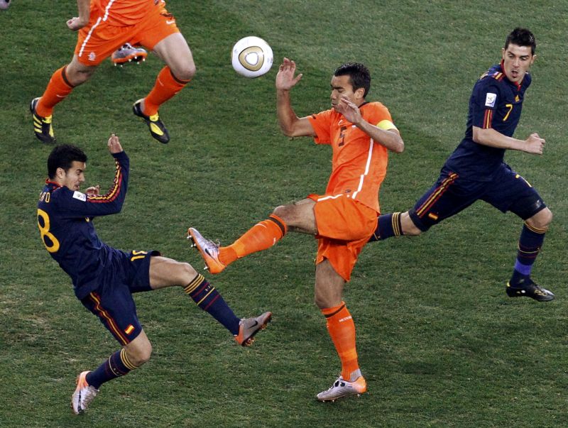 S-a retras Giovanni van Bronckhorst