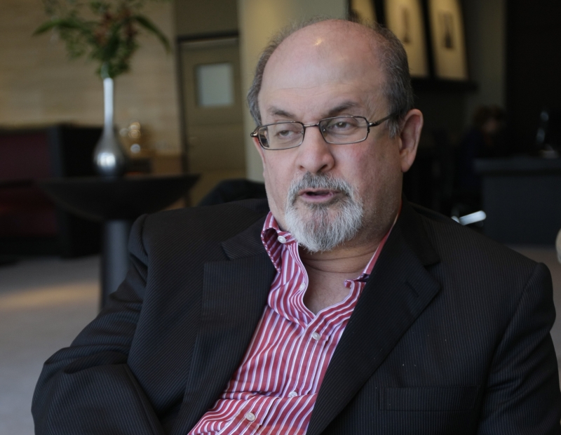 Salman Rushdie pune fatwa pe hârtie