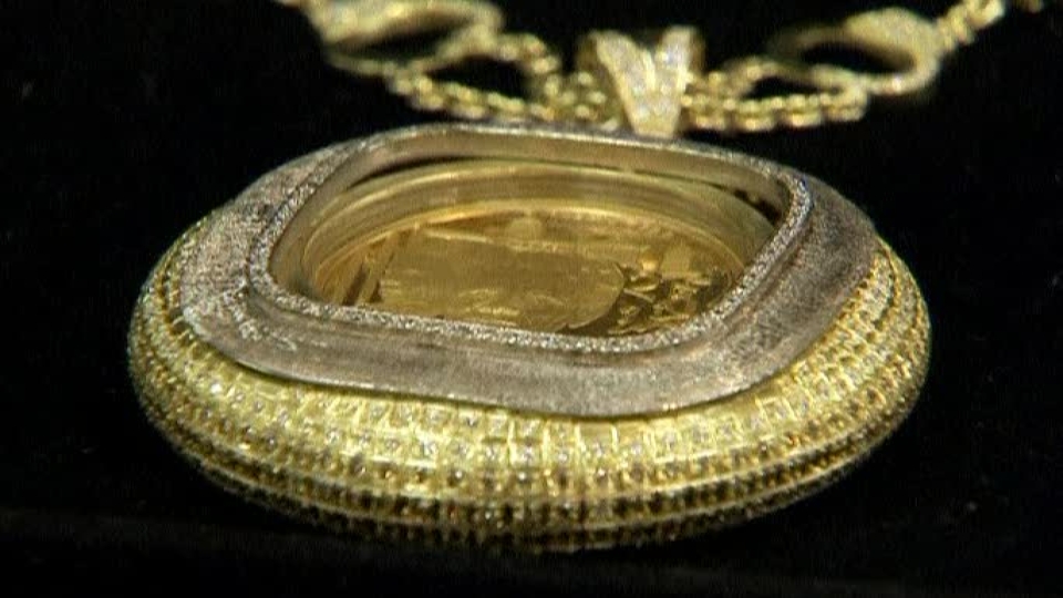 Stadioanele Cupei Mondiale, reproduse din aur şi diamante
