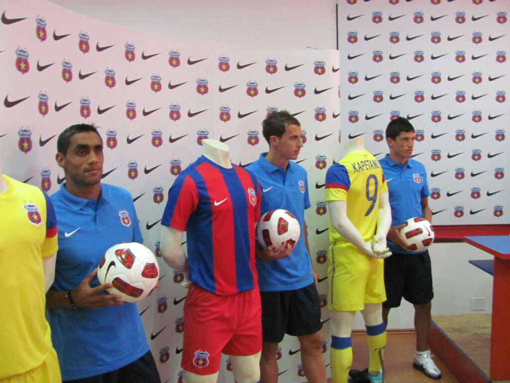 Steaua şi-a prezentat noul echipament. Un tricou costă 450 de lei