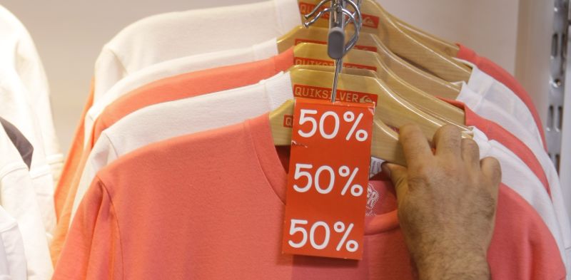 Viaţa la -25%: garderobă de firmă, cu bani puţini