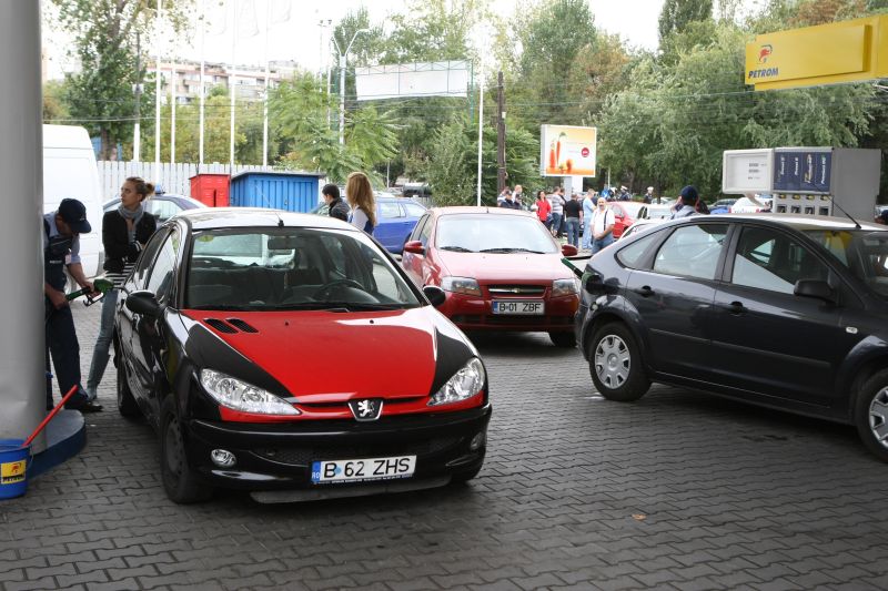 Băncile recomandă achiziţia de acţiuni Petrom. Statul vrea să vândă