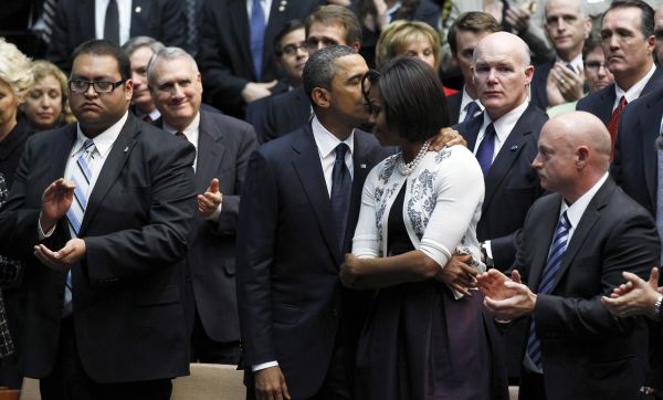 Barack Obama împlineşte azi 49 de ani