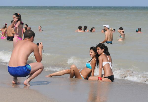 Costineşti, unde „berea, ţigara şi fetele” sunt mai căutate decât marea şi plaja