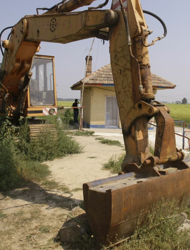 Excavator, pericol la siguranţa naţională