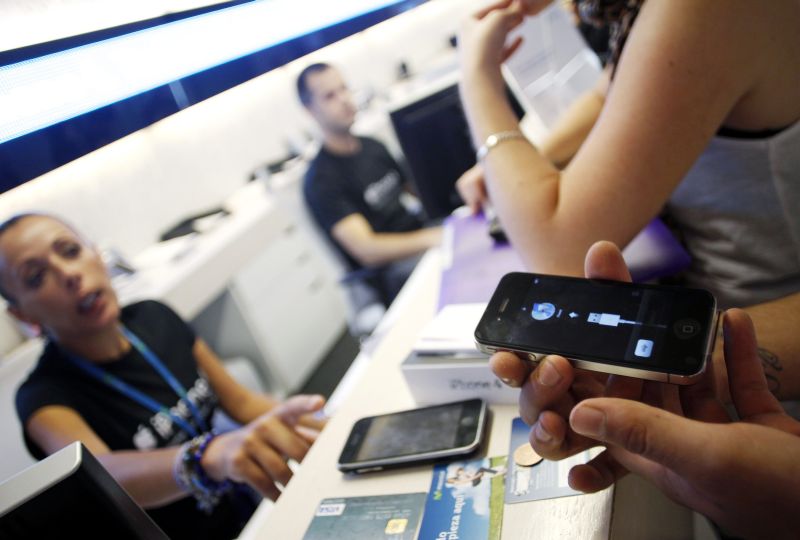 iPhone 4 se vinde la noi cu 5.000 de lei