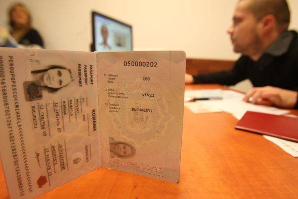 Munca în străinătate face românii mai înstăriţi sau mai nefericiţi?