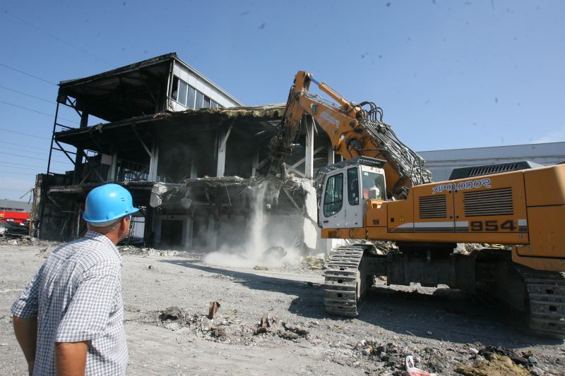 Plătiţi să distrugă ce construiesc alţii