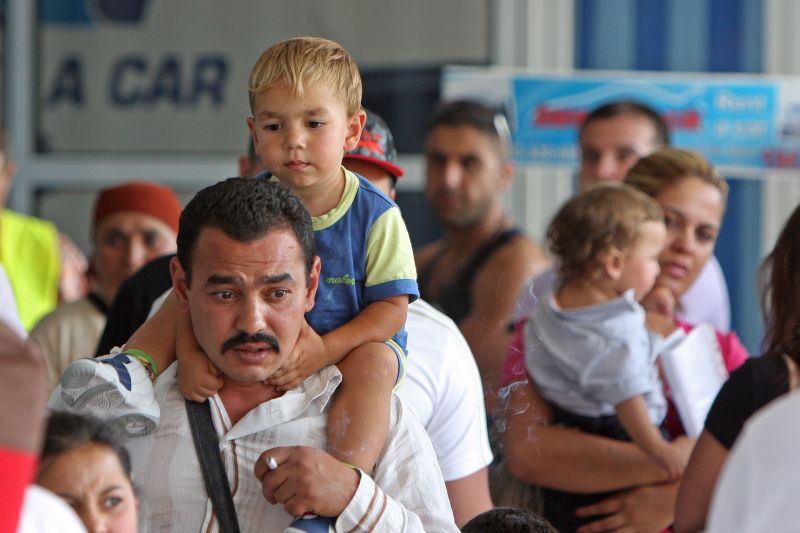 Romii expulzaţi în România, "ţapi ispăşitori" pentru situaţia din Franţa