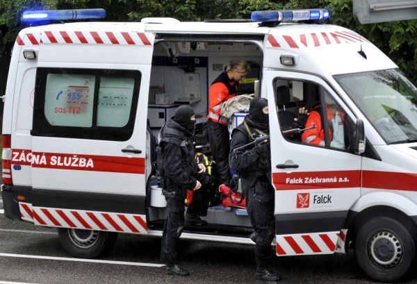 Tragedie la Bratislava. 20 de oameni împuşcaţi în stradă