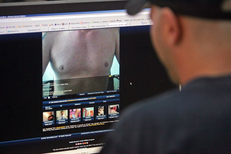 Videochat pentru gay, job de 2.000 de dolari pe lună