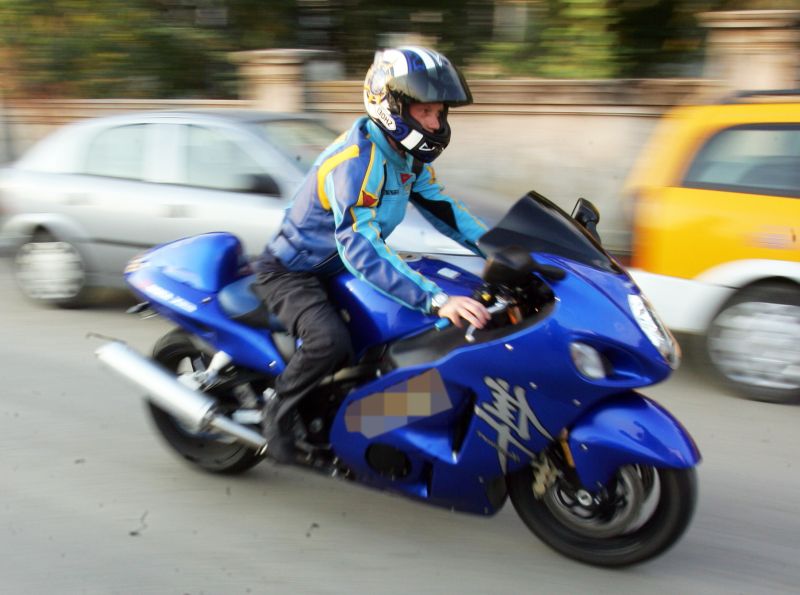 Zgomot infernal produs de motocicliştii care gonesc noaptea