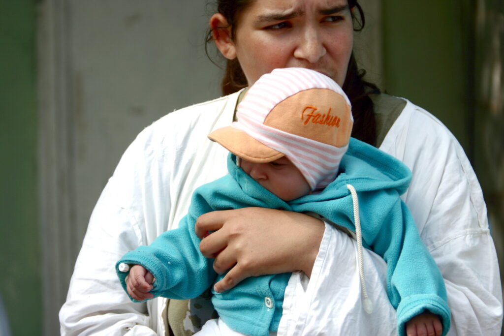 Asistentă acuzată că a maltratat un sugar
