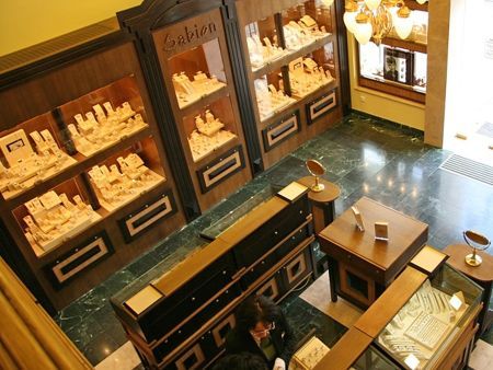Aurul, din nou la preţ record