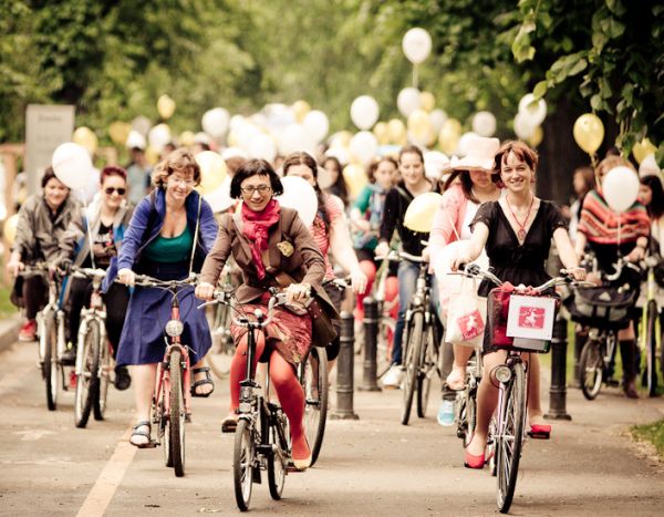 Cum a înlocuit criza maşina românului cu bicicleta