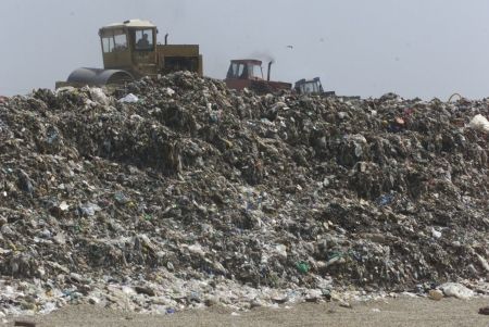 Două tone de deşeuri toxice, aruncate pe furiş la Glina