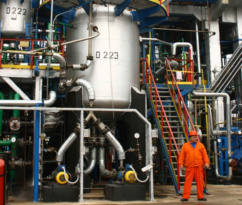 După zece ani, statul revine la Rompetrol