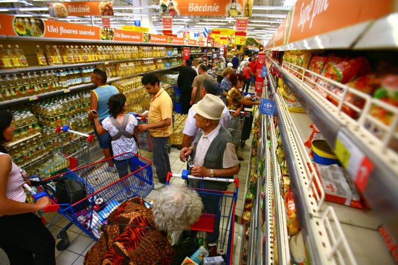Economia, în picaj după majorarea TVA la 24%