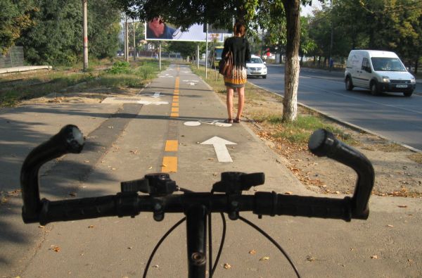 EXPERIMENT: Cu bicicleta la muncă. Aventuri în traficul din Bucureşti