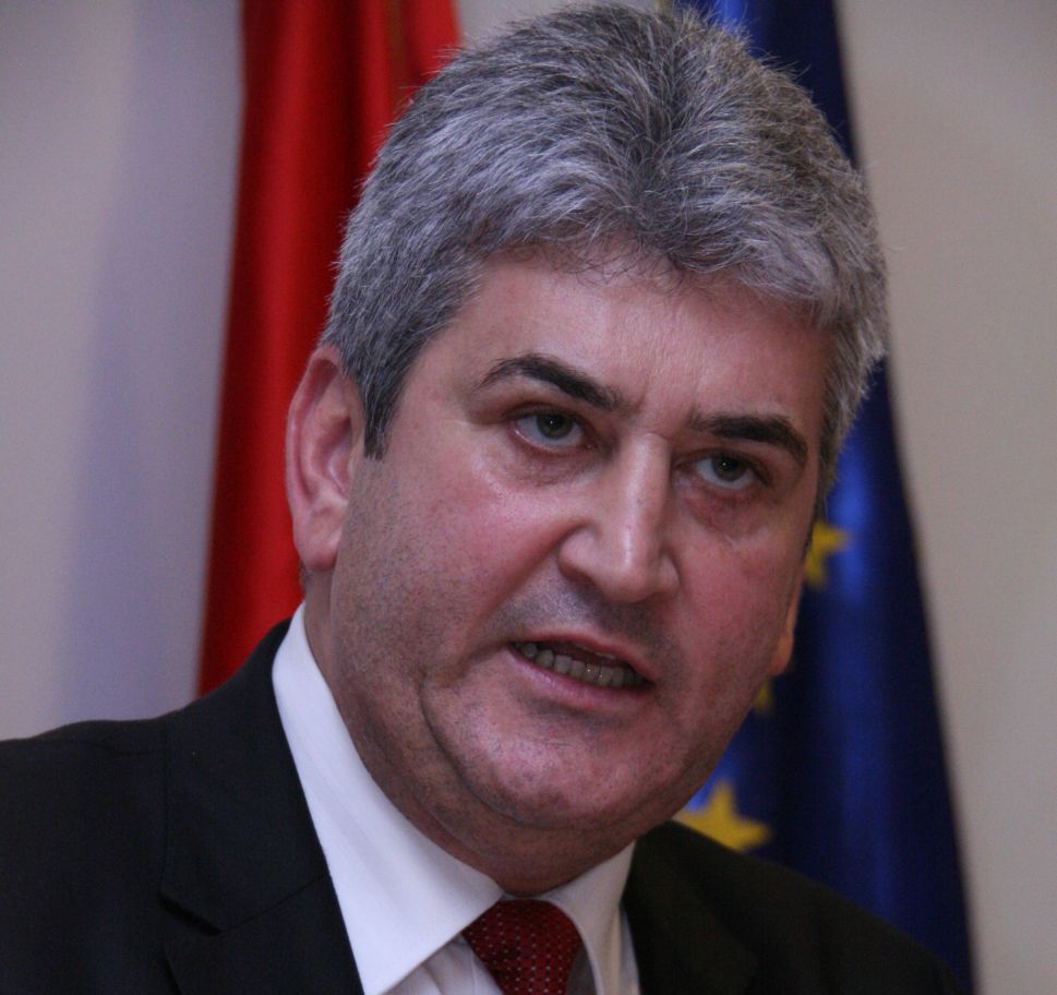 Gabriel Oprea, iritat de ziarişti