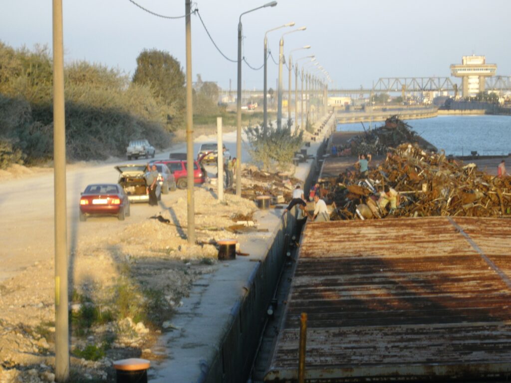 Hoţii de fier vechi, mână în mână cu marinarii