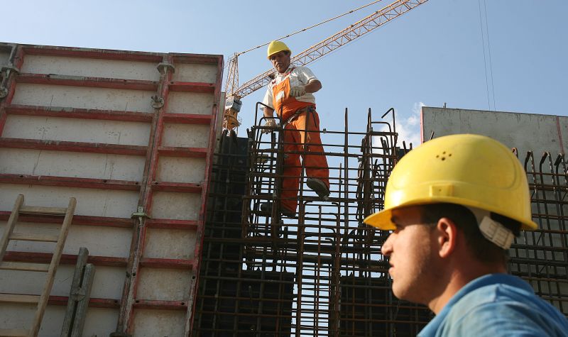 Lucrătorii din construcţii, doborâţi de zidul şomajului