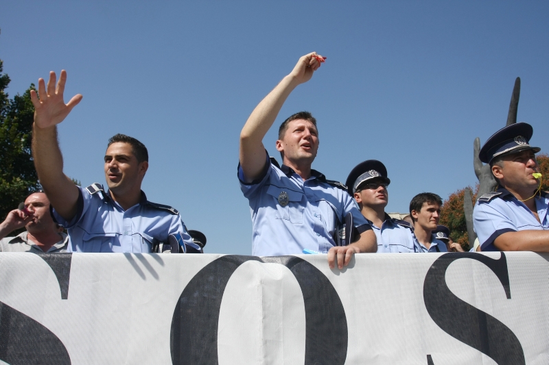 "Mascaţii" poliţiei, despărţiţi de gardul protestelor