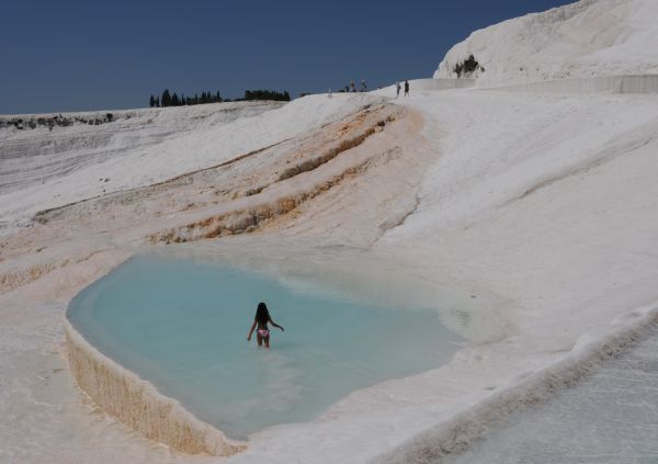 Pamukkale: plajă şi baie în căzile uriaşe "din bumbac"