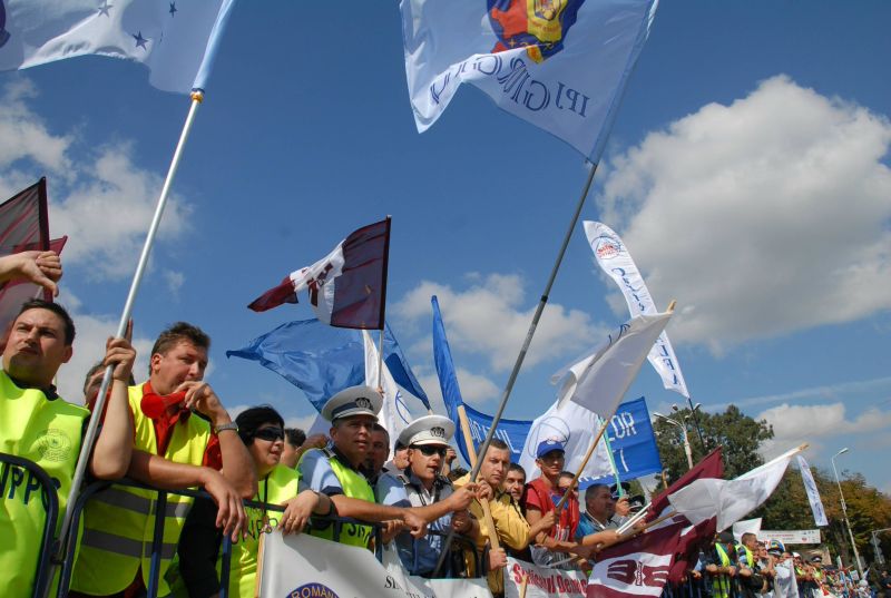 Poliţiştii-protestatari, amendaţi de jandarmi