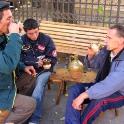 Premierul Emil Boc vrea să reducă ajutoarele sociale