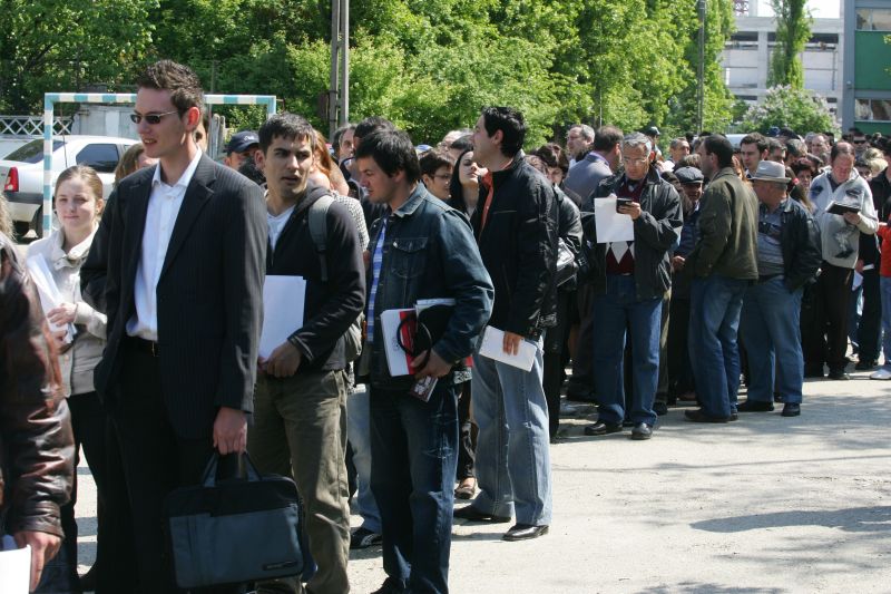 Raportul Oxford Analytica: românii sunt dezamăgiţi de proasta guvernare şi vor să emigreze