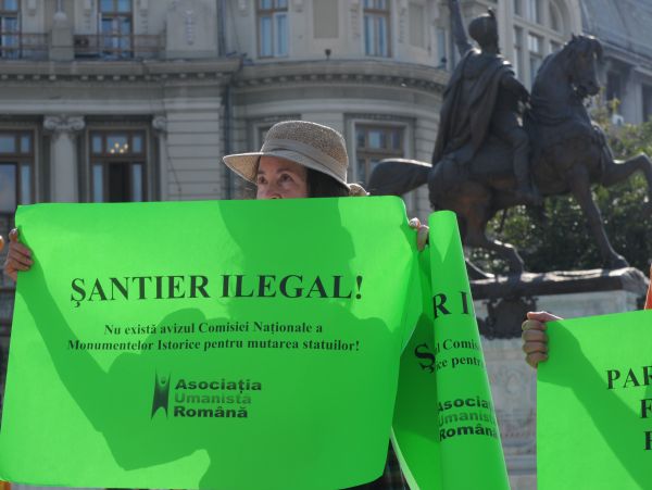 Statuile din Piaţa Universităţii sunt mutate. Viitoarea parcare subterană, acuzată că e ilegală