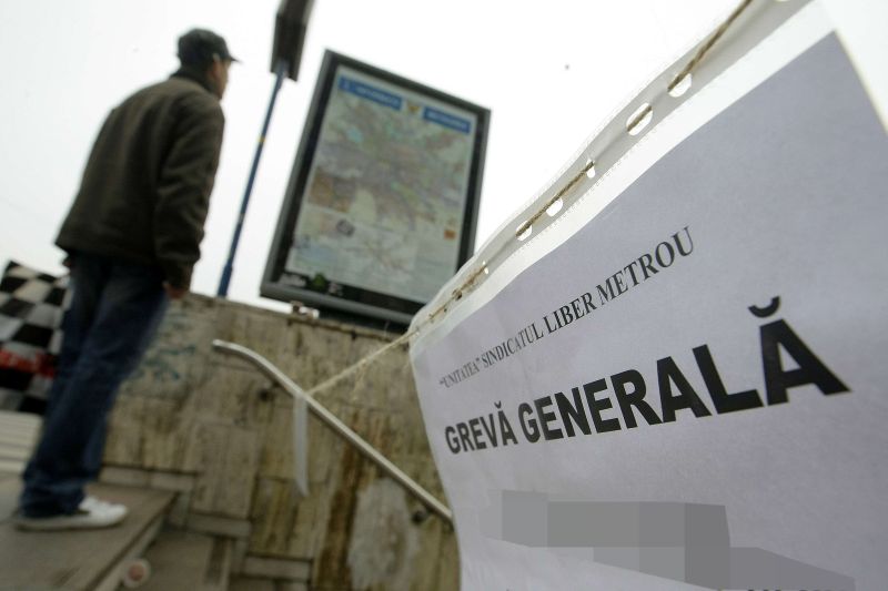 Angajaţii Metrorex ameninţă cu greva, în decembrie
