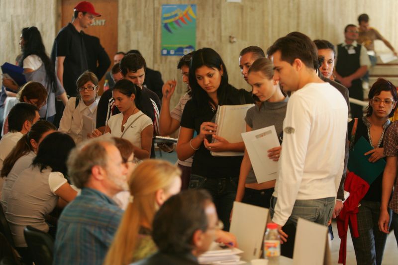 Aplicaţii on-line pentru joburile rămase după târgul Angajatori de Top