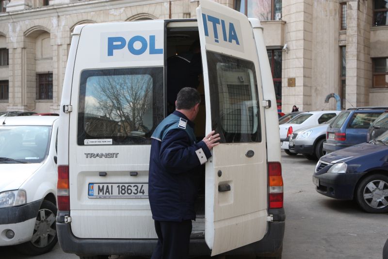 Bărbatul care şi-a ţinut copilul în lanţuri, arestat pentru 29 de zile