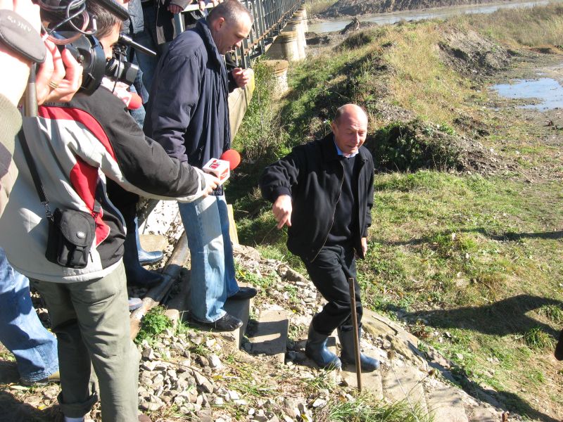 Băsescu, în vizită la podurile afectate de inundaţii