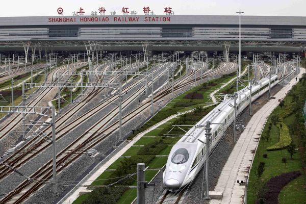 Chinezii au inaugurat trenul glonţ