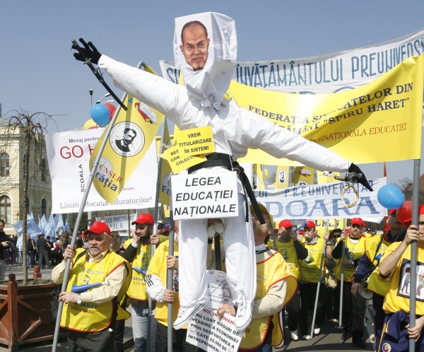 Dascălii ocupă Piaţa Victoriei